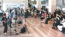 ゲーム音楽の演奏を楽しむ来場者