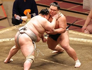 朝乃山、北勝富士を押し倒し２勝目　春場所３日目