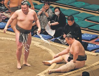 朝乃山無念の敗北、右四つも「腰高かった」　大相撲夏場所４日目