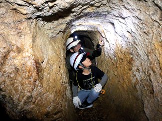 狭くて暗い坑道での作業に思いはせ　江戸期に栄えた魚津の金山跡巡る【１月２４日はゴールドラッシュデー】