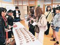 生徒考案「映え団子」に列　氷見・南部中学校祭、販促企画の成果披露