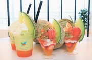 水耕栽培のメロンで作られたフラッペ（左）やパフェ