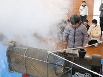 ポン菓子「ドン」と勢いよく　富山・朝日小の全校児童が作り方体験