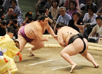 朝乃山、豪栄道を寄り切る　名古屋場所初日