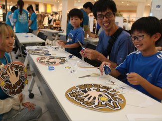 うちわでランナー応援　高岡で教室、メッセージ貼る