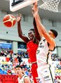 富山-宇都宮 第1Q、ゴール下で相手と競り合うチョル