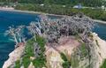 珠洲の「軍艦島」枯れ木目立つ