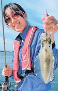 釣果はいけん<br />アオリイカ胴長１８センチ　山内みひろさん（１６）富山市石坂