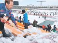 カターレの勝利願いサポーターら４００人除雪　県総合運動公園、３月２日ホーム開幕戦に向け