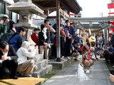 社殿の前でボンボコ舞を奉納する舞人＝西宮神社