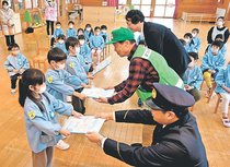 「いかのおすし」約束守ってね　氷見・みどり保育園の卒園児に連絡袋贈る