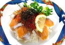 秋サケイクラ親子丼　ごまわさびだれ