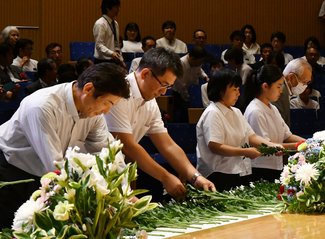 空襲犠牲者や復興に尽力した先人しのび献花　富山市民感謝と誓いのつどい
