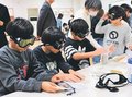 特殊なゴーグルで高齢者の感覚疑似体験　滑川の特養ホームが南部小４年生と保護者に出前授業