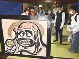 藤子（Ａ）さんゆかりの品を見る観光客＝氷見市の光禅寺