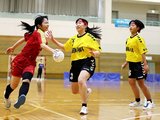 女子振興枠決定戦　ターミガンズ富山－堀川　１対１で攻め込むターミガンズ富山の選手（左）