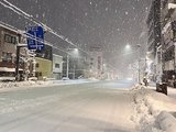 雪が降り、路面が白くなる富山市内＝５日午前５時２０分ごろ、同市新富町
