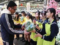規格外豆苗をスーパーでＰＲ　射水・新湊南部中生、キャラ考案