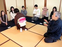 留学生が日本の正月体験　富山の裏千家「一心庵」で餅や抹茶味わう