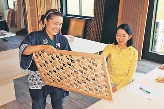 紺野さんがやってみた（６）組子細工体験<br />河島建具（砺波市荒高屋）