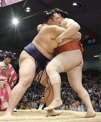 朝乃山２連勝　大相撲名古屋場所
