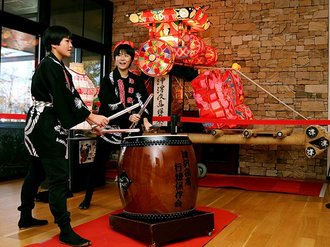 小矢部の温泉施設でミニあんどん展示　６月の津沢夜高祭ＰＲ