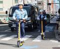 警察官が電動ボードの「お手本」