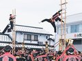 勇壮にはしご登り　小矢部市消防出初め式