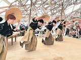 観客を前に「麦屋節」を披露する南砺平高校郷土芸能部