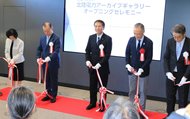 テープカットする松田社長（中央）ら関係者