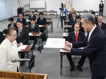 新議員１５人に当選証書　滑川市議選