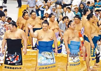 凱旋朝乃山　迫力の取組　大相撲魚津場所