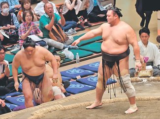 朝乃山、強烈ぶちかまし　大相撲秋場所１４日目、十両優勝争い１差追走