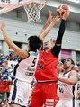 富山-横浜 競り合いながらシュートを放つブバ(右から2人目)