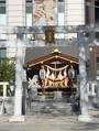 　秋葉神社と時計の広告＝東京都港区