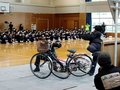 スタントマンが自転車事故再現　魚津・東部中で交通安全教室