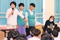 命の奇跡、尊さ学ぶ　入善中２年生、助産師講話や妊婦体験