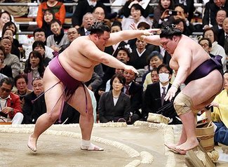 朝乃山、矢後押し出し３勝目　春場所４日目