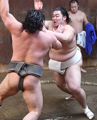 朝乃山　春場所へ猛稽古　白まわし姿初披露