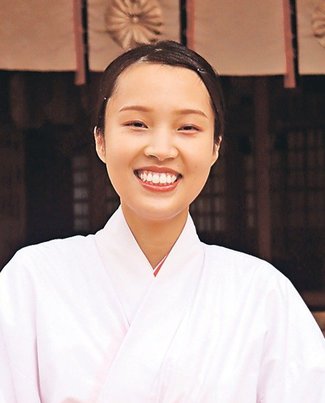 カラフル<br />射水神社 巫女・飴谷有加さん