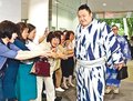握手攻めに笑顔　朝乃山帰郷