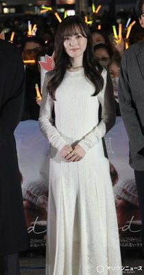 「遥ちゃ～ん！」朝ドラヒロインがい旋に熱狂　福原遥、大阪の野外でタイト白ドレス姿