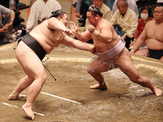 朝乃山ヒヤリ、物言いつき３連勝　大相撲夏場所３日目