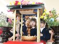 園児と祖父母、白象引き釈迦の誕生祝う　富山の晴雲幼稚園で「はなまつり」