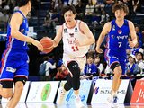 福岡－富山　第１Ｑ、ドリブルで駆け上がる富山の宇都（中央）＝照葉積水ハウスアリーナ