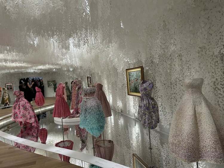 商品」を「芸術」として演出する／中野香織｜北日本新聞webunプラス