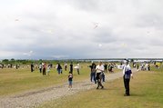会場は強い風が吹き、凧はすぐに揚がった