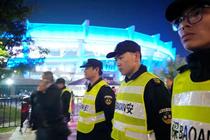 厳戒下でサッカー日中戦