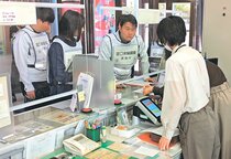 市職員が窓口手続き体験 砺波市、住民目線で改善点検討