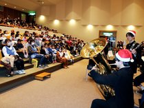 演奏や劇で子どもと交流　八尾高生がクリスマスイベント